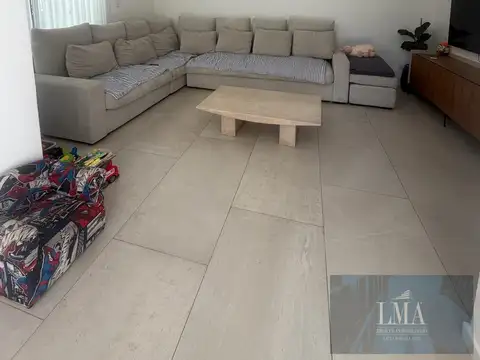 Venta Excelente casa de categoría 2 cocheras, Jardín , pileta climatizada, parrilla