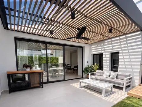Venta Excelente casa de categoría 2 cocheras, Jardín , pileta climatizada, parrilla