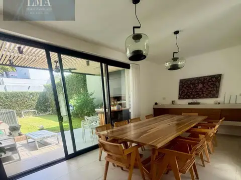 Venta Excelente casa de categoría 2 cocheras, Jardín , pileta climatizada, parrilla