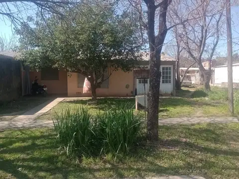 VENTA Casa Barrio Los Trocos Frente a la Plaza