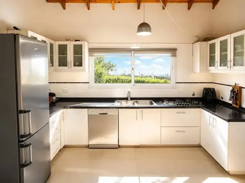 Casa en Venta con 3 cocheras