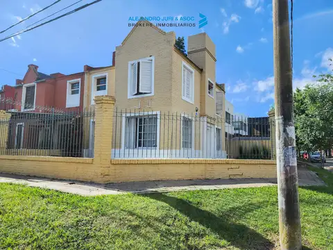 Casa en Alquiler con 1 cochera