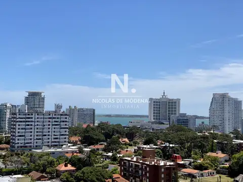 Gran living comedor con salida a amplia terraza con vista y parrillero de uso exclusivo, toilette, suite principal con vestidor, 2 dormitorios, 1 baño