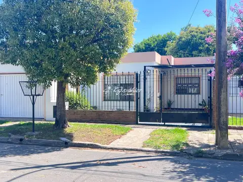 Casa en venta c/ cochera en Campana
