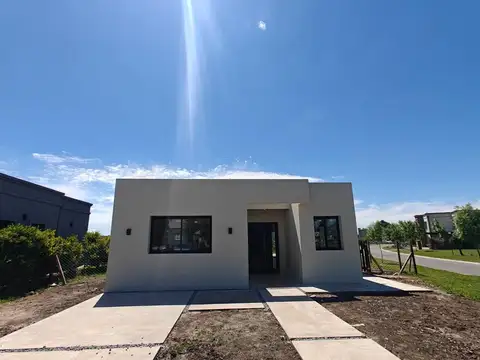 Casa en Venta en Pilar del Este - Santa Lucia, USD 179.000