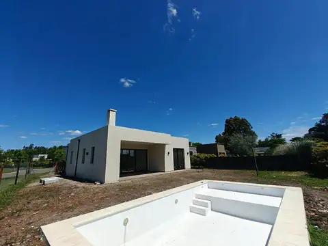 Casa con pileta en venta en Pilar del Este Santa Lucia