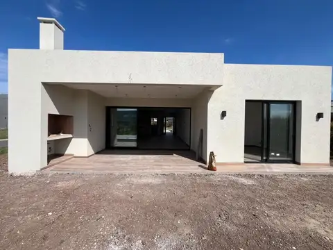 Casa con pileta en venta en Pilar del Este Santa Lucia