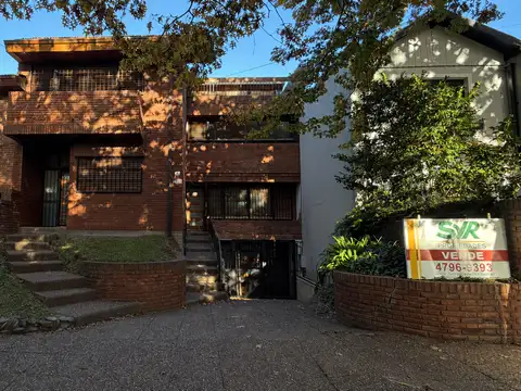 Chalet en 3 Plantas con 250 m² Cub. con Jardín y Piscina