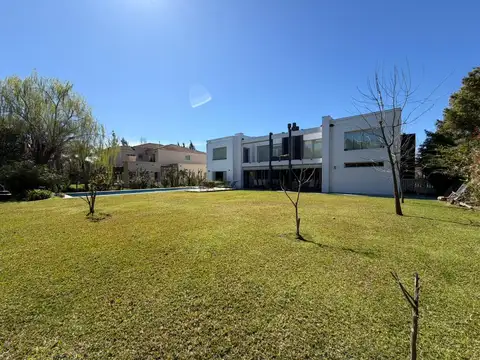 Casa en venta en Barrio Las Caletas Nordelta con amplio jardin construida en dos plantas.
