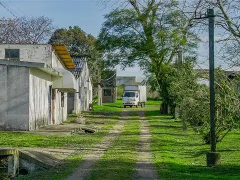 Vivienda y Depósitos - 1738 m² Construidos