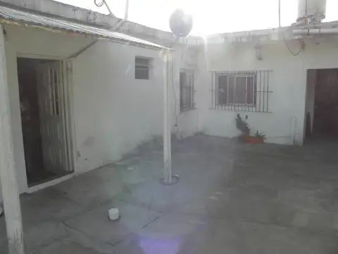 Casa 8 ambientes con 4 baños