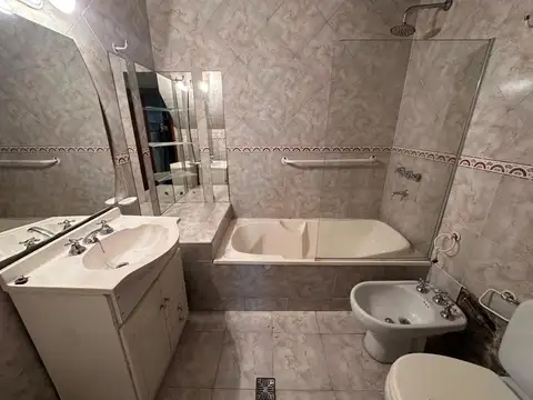 VENTA CASA DE PASILLO ÚNICA EN LUIS AGOTE CON TERRAZA