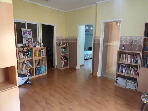 VENTA CASA 4 AMB CON PATIO COCHERA BERNAL