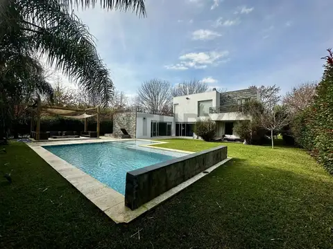 Casa 6 AMBIENTES con QUINCHO, PARRILLA, PISCINA, JARDÍN, TERRAZA, COCHERAS Y BODEGA en Barrio SANTA