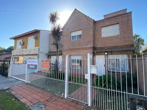 Casa de 5 ambientes + escritorio con Jardín. Pilar Centro.