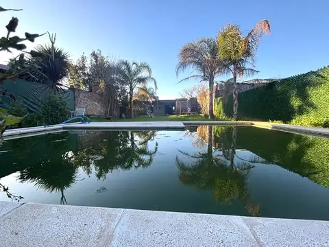 VENTA/PERMUTA CASA EN FUNES CON JARDÍN Y PILETA - APTA CRÉDITO