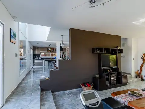 Casa en Alquiler con 8 cocheras