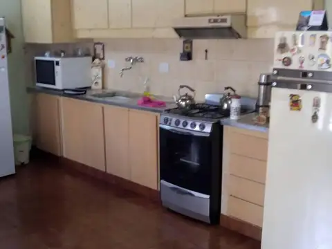 Villa Libertad, zona cementerio. Casa 5 amb.con garaje y jar