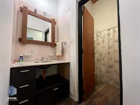 CASA DE 3 DORMITORIOS CON DEPARTAMENTO DE 1 DORMITORIO EN BARRIO POETA LUGONES