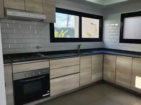 Casa en Alquiler con 2 cocheras