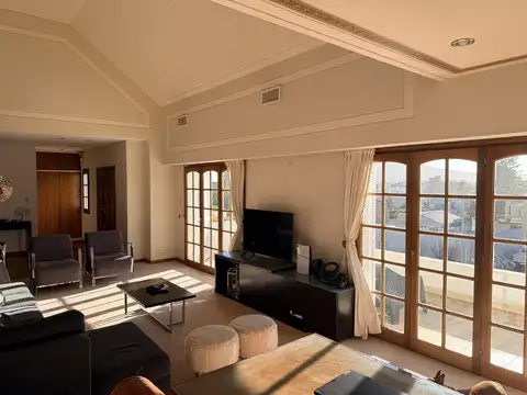 Casa en Venta con 4 cocheras