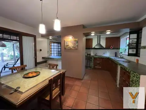 Casa en venta - 3 Dormitorios 3 Baños -  568mts2 - Merlo