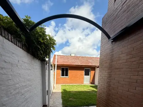 Casa 4 ambientes con 2 baños
