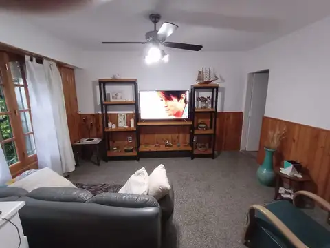 Tres Arroyos: Casa Muy Buen Estado 10 x 30