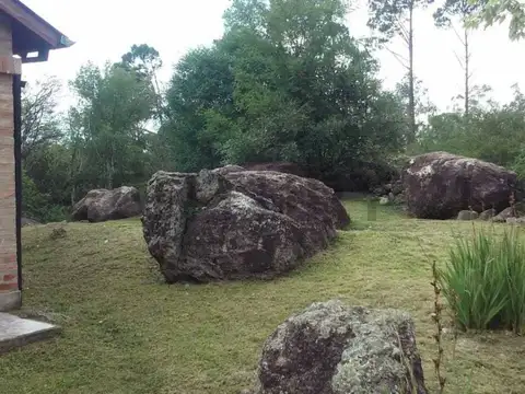 VENTA CASA EN VILLA YACANTO CON ARROYO QUE CRUZA EL LOTE - CALAMUCHITA