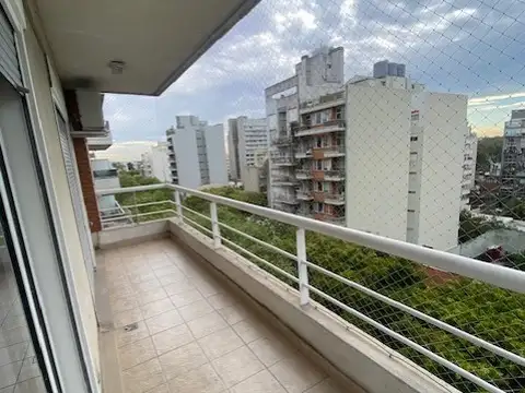 DEPARTAMENTO DE TRES AMBIENTES  AL FRENTE CON BALCON