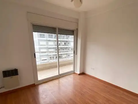 DEPARTAMENTO DE TRES AMBIENTES  AL FRENTE CON BALCON