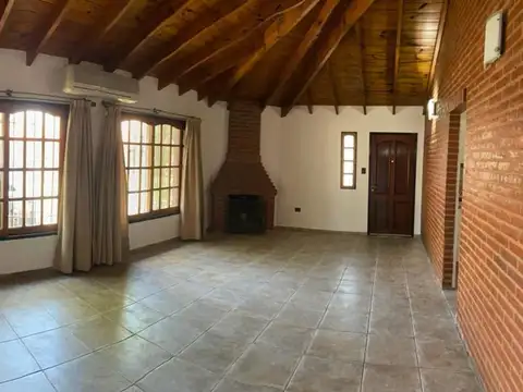 Casa en Alquiler con 1 cochera
