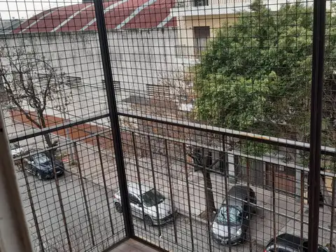 3 amplios ambientes frente con  balcon