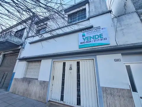 PH al frente de 5 ambientes con entrada independiente y garage, Liniers.