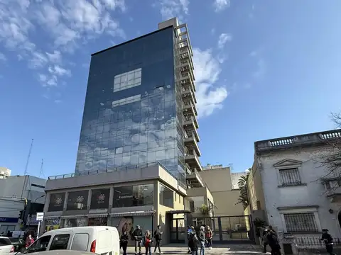 Oficina en alquiler con cochera y baulera