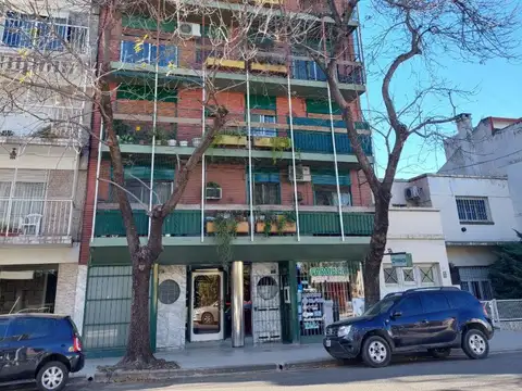 Semipiso dos ambiente contrafrente con amplio balcón en Liniers