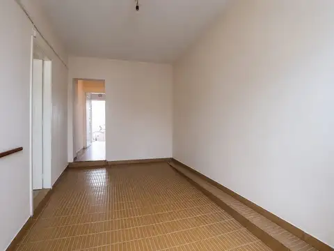 Casa 8 ambientes con 2 baños