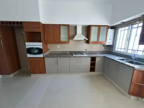 Impecable Casa Al Frente de 2 Dormitorios, 2 Cocheras y Patio - A 50 metros de Av. Mendoza 6100
