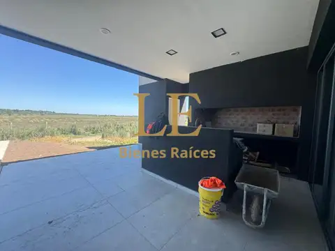 Casa en Venta con 6 cocheras