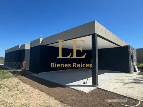 Casa 4 ambientes con 5 baños