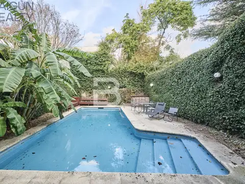 Casa de 6 ambientes con jardín, pileta, parrilla y garage en venta en Coghlan