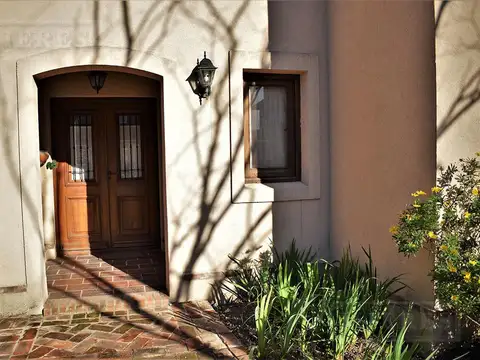 Casa 8 ambientes con 3 baños
