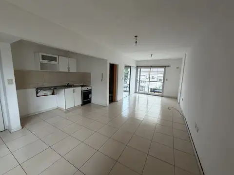 DEPARTAMENTO MONOAMBIENTE DIVISIBLE AL FRENTE CON BALCON. CONEXION LAVARROPAS.