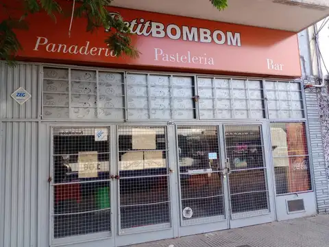 Venta local con viviendas en foco comercial de  Liniers.
