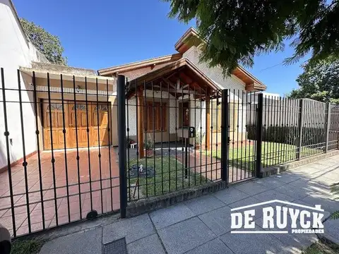 Casa en Venta con 3 cocheras