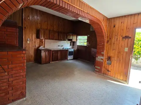 Casa 6 ambientes con 2 baños