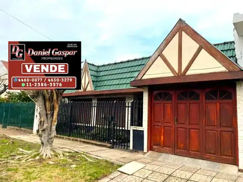 VENTA – AMPLIA CASA 6 AMBIENTES CON DEPARTAMENTO MONOAMBIENTE / GARAGE