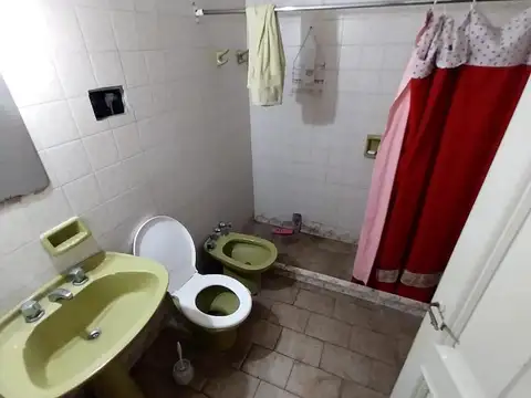 Ayacucho 1700, casa uso comercial, 6 habitaciones, gran living/comedor.-