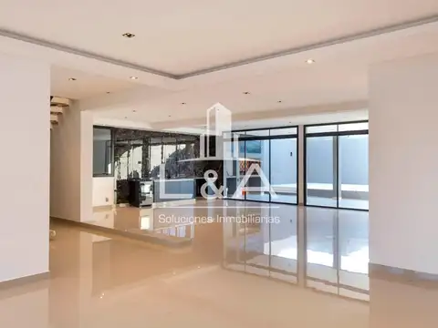 Casa en Venta con 2 cocheras