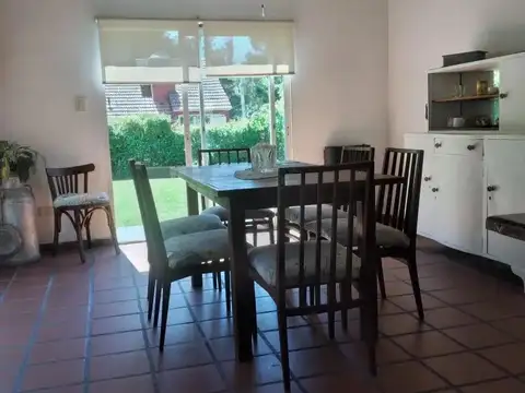 Casa 7 ambientes con 2 baños